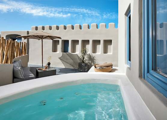 Luna Santorini Suites 1