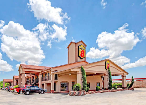 Super 8 by Wyndham Mont Belvieu - Baytown East 1