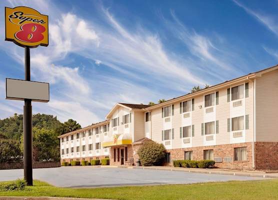 Super 8 by Wyndham Fayetteville 1