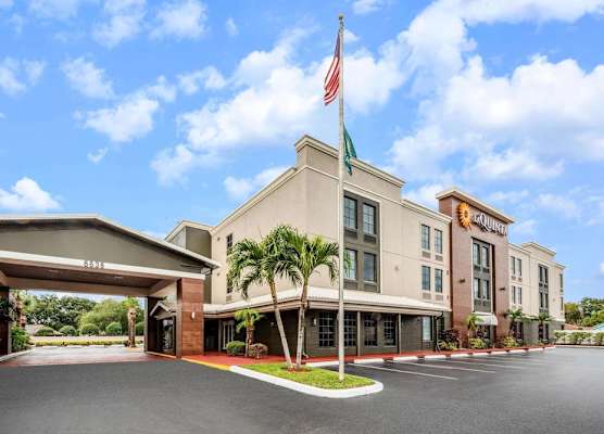 La Quinta Inn & Suites by Wyndham St. Petersburg Northeast 1