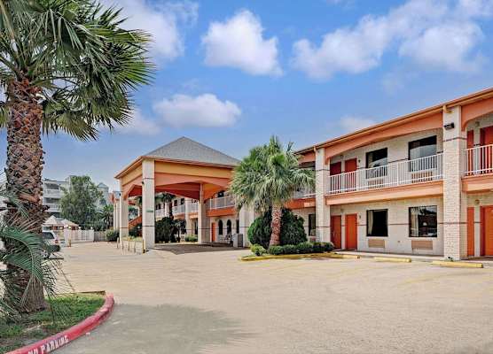 Super 8 by Wyndham Galveston 1