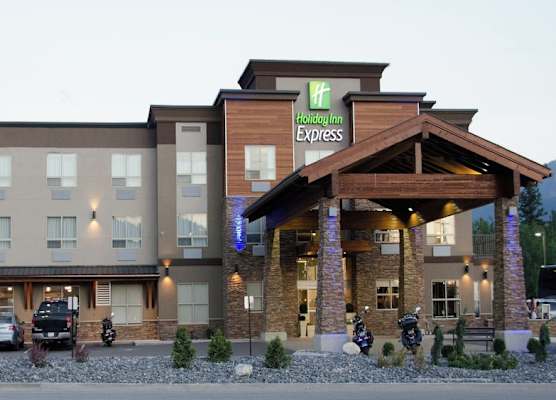 Holiday Inn Express GOLDEN-KICKING HORSE by IHG 1