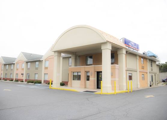 Howard Johnson by Wyndham Allentown/Dorney Hotel & Suites 1