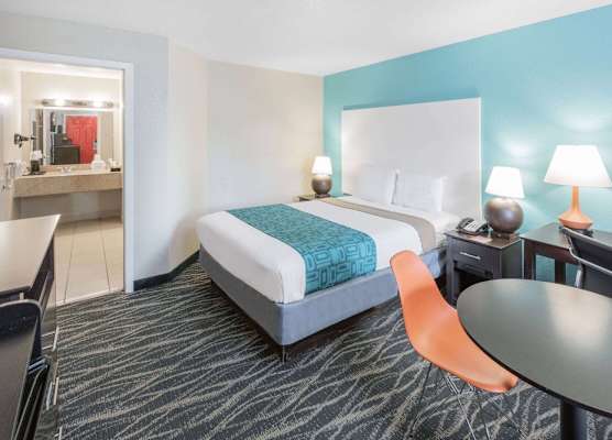 Howard Johnson by Wyndham Houston Hobby Airport 1