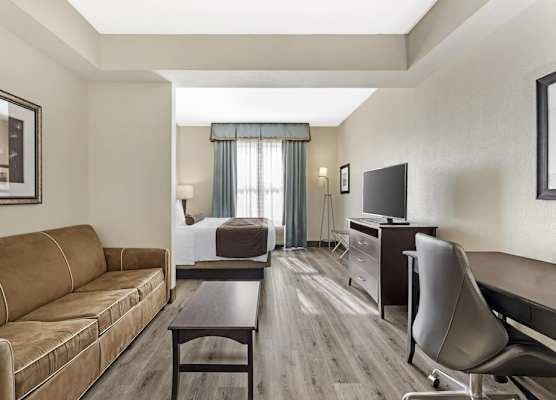 Best Western Plus Chain of Lakes Inn & Suites 1
