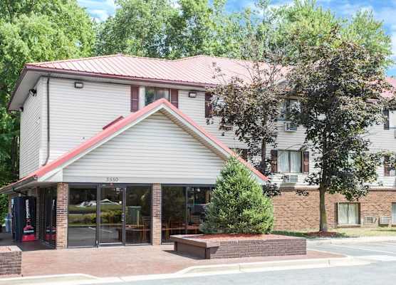 Super 8 by Wyndham Waldorf 1