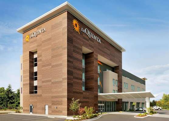 La Quinta Inn & Suites by Wyndham Burlington 1