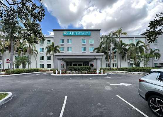 La Quinta Inn & Suites by Wyndham Sawgrass 1
