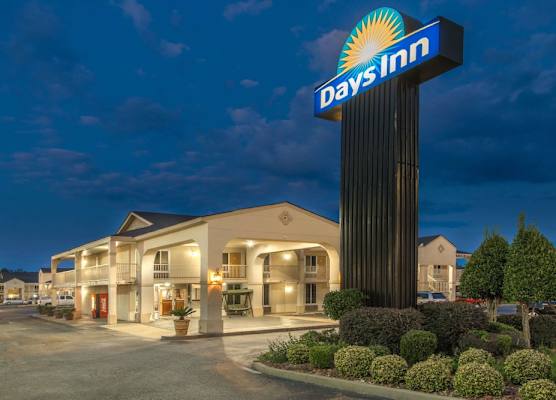 Days Inn by Wyndham Shorter 1