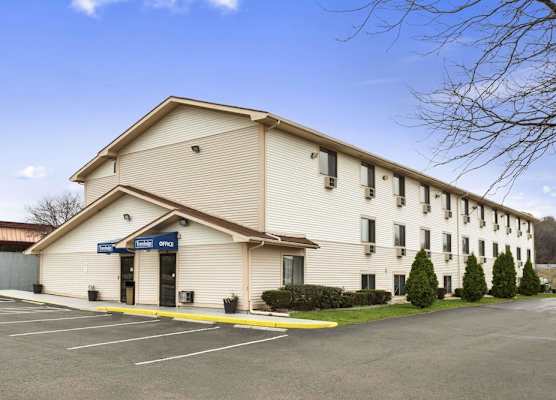 Travelodge by Wyndham Battle Creek 1