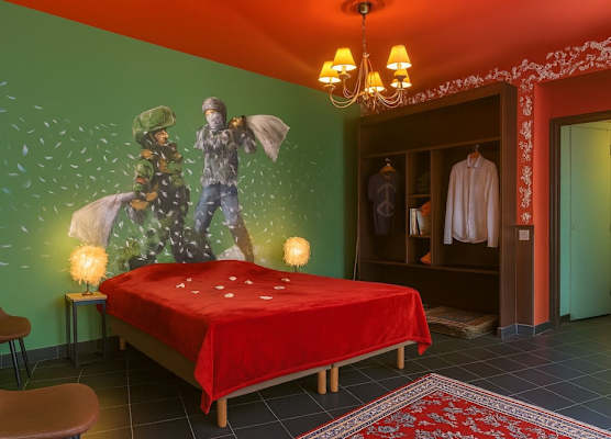 Walled off Hotel Paris 1