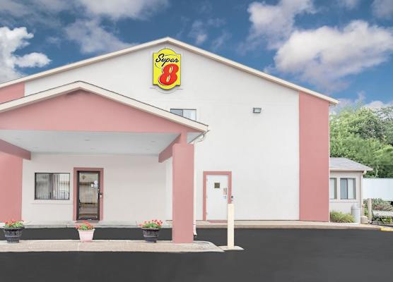 Super 8 by Wyndham East Moline 1