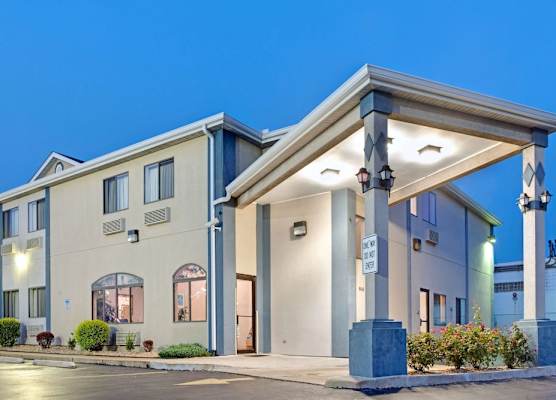Travelodge by Wyndham St. Louis 1
