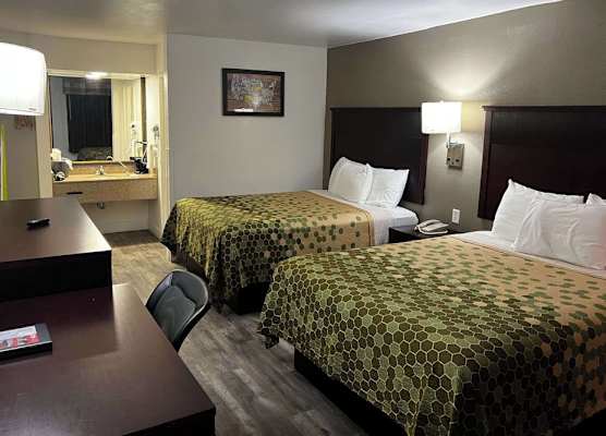 Econo Lodge Inn & Suites Macon North 1