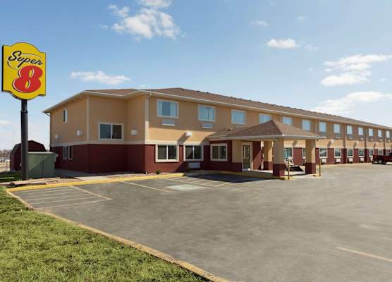 Super 8 by Wyndham Lees Summit 1