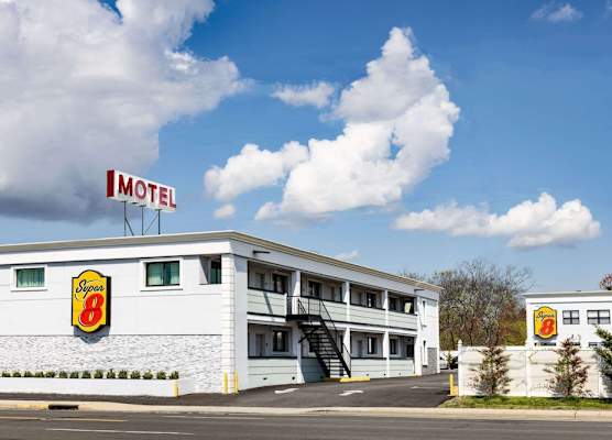 Super 8 by Wyndham Lindenhurst 1