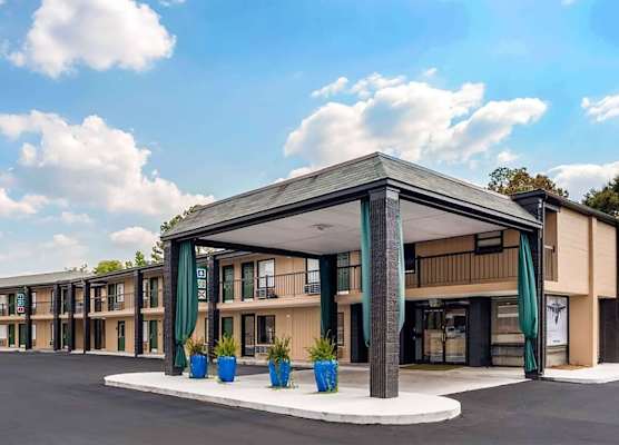 Super 8 by Wyndham Daleville-Fort Novosel 1