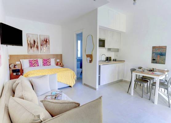 Vatican Loft with Balcony - Home and More 1