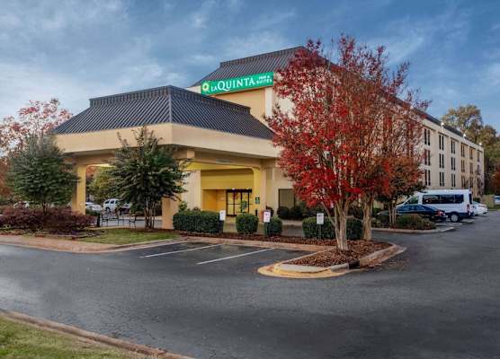 Spark by Hilton Charlotte Airport North 1