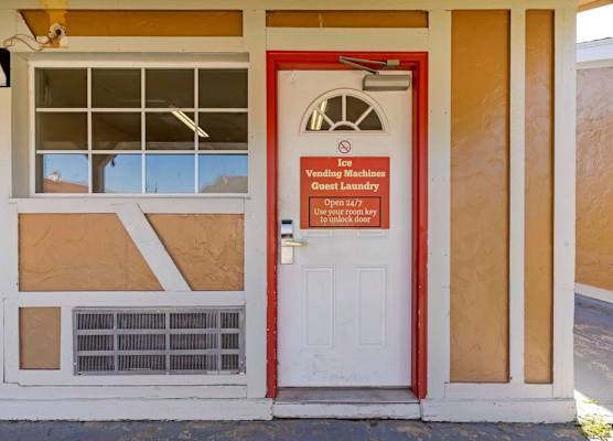 Econo Lodge Pryor 1