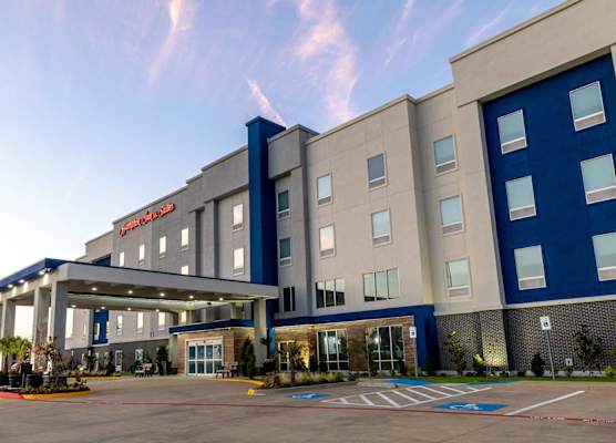 Hampton Inn & Suites Cleburne 1