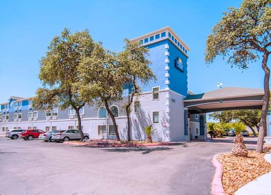Days Inn & Suites by Wyndham San Antonio North/Stone Oak 1