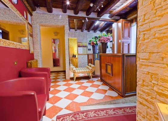 HOTEL HENRY 1
