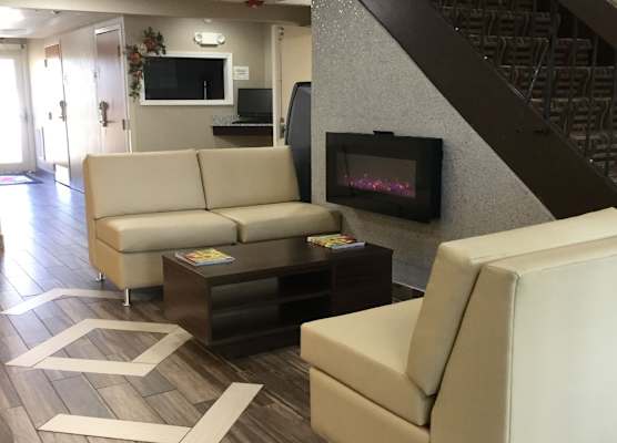 Super 8 by Wyndham South Holland 1