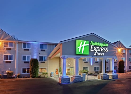 Holiday Inn Express & Suites BURLINGTON by IHG 1