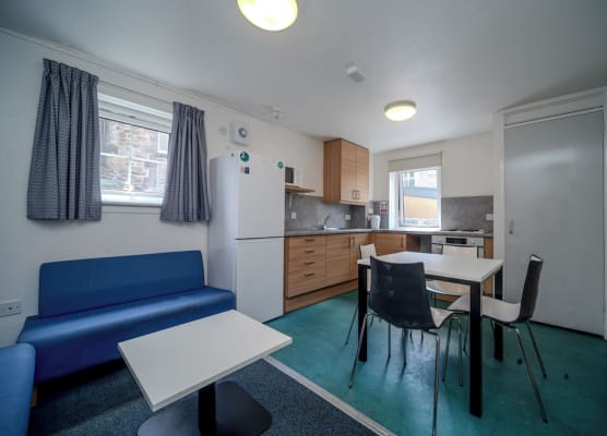 JOIVY Budget 4,5 and 6 bed private flats, in Historic Old Town - Adults Only 1