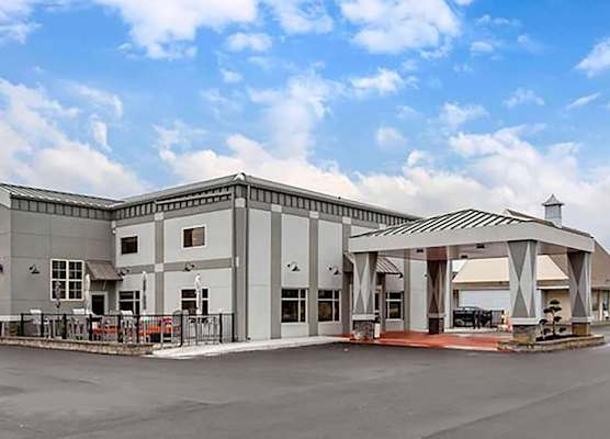 Days Inn & Suites by Wyndham Bowling Green 1