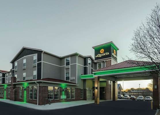 La Quinta by Wyndham Kansas City Airport 1