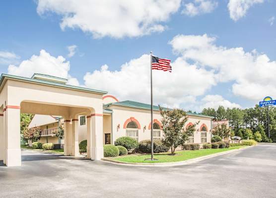 Days Inn & Suites by Wyndham Columbia Airport 1