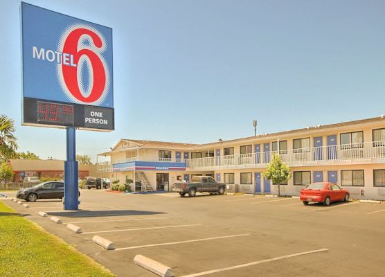 Motel 6-Fresno, CA - Blackstone North 1