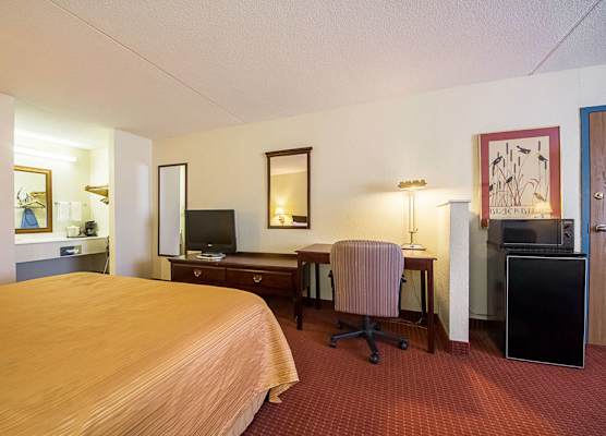ECONO LODGE INN & SUITES 1