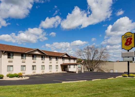 Super 8 by Wyndham Decorah 1