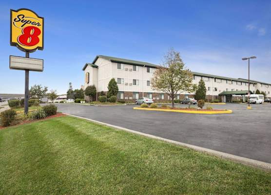 Super 8 by Wyndham Milwaukee Airport 1