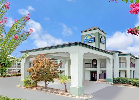 Days Inn & Suites by Wyndham Stockbridge South Atlanta 1