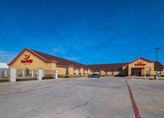 Econo Lodge Inn & Suites Bridgeport 1