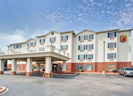 Super 8 by Wyndham Louisville/Expo Center 1