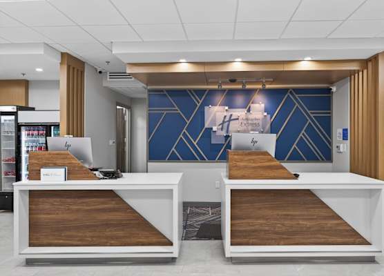 Holiday Inn Express & Suites Chicago West - Oak Park by IHG 1
