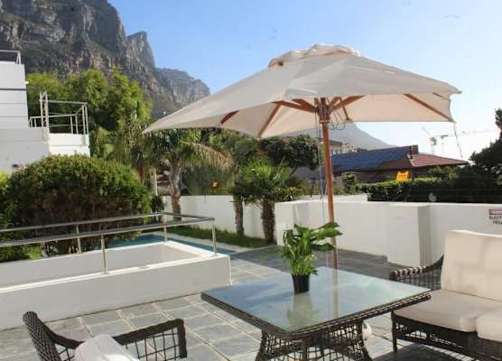 Cozy Camps Bay House with mountain and sea view 1
