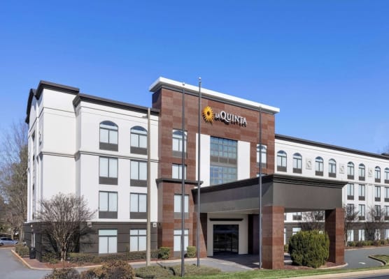 La Quinta Inn & Suites by Wyndham Mooresville 1