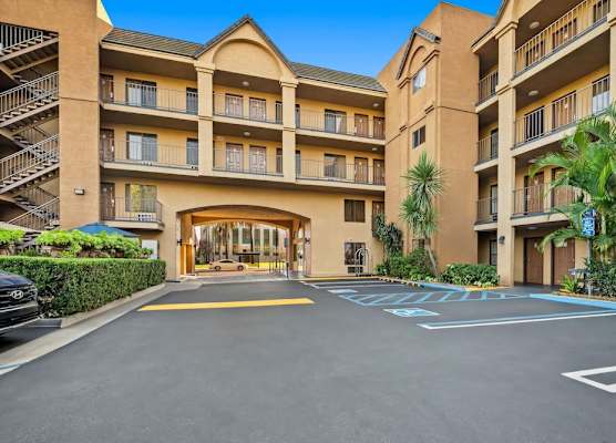 Howard Johnson by Wyndham Pasadena 1