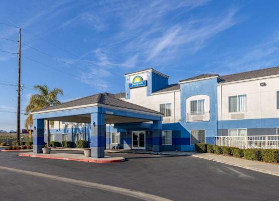 Days Inn by Wyndham Lathrop 1