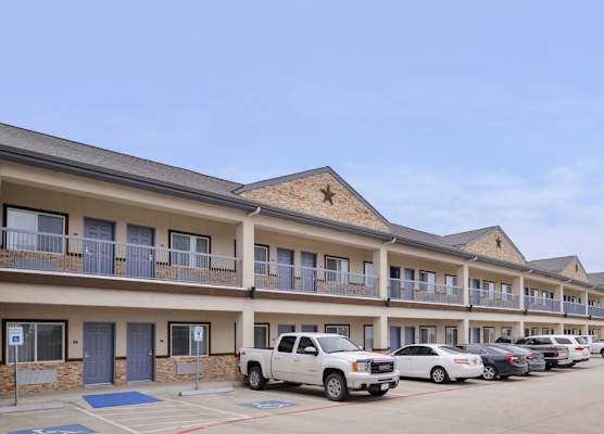 Crystal Inn & Suites IAH Humble 1