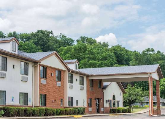 Super 8 by Wyndham Coshocton Roscoe Village 1