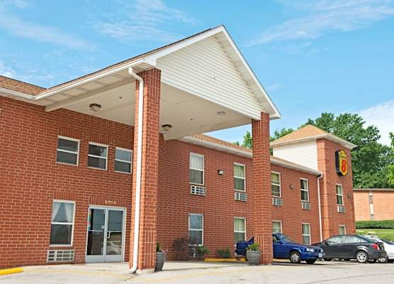 Super 8 by Wyndham St. Louis Airport 1