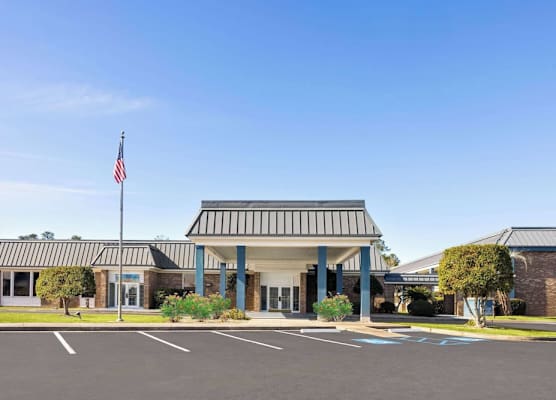 Days Inn by Wyndham Hinesville Near Fort Stewart, Newly Renovated, Free Hot Breakfast, Restaurant and Bar 1