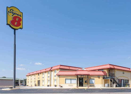 Super 8 by Wyndham Clinton 1